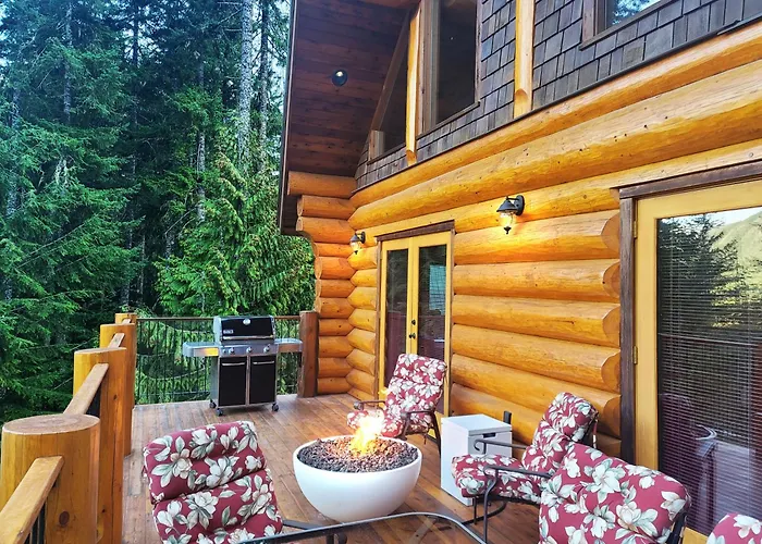 Gem By Manning Park: Luxury Loghouse “Ravenloft”