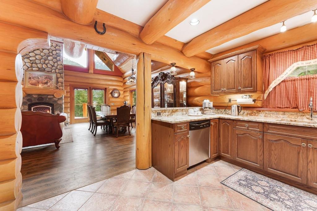 Gem By Manning Park: Luxury Loghouse “ravenloft” * Sunshine Valley