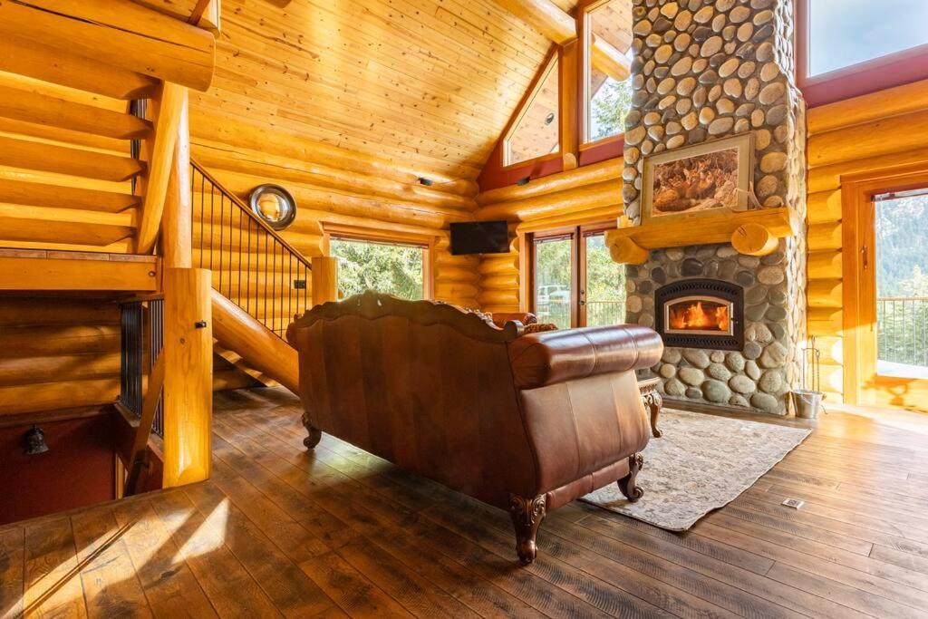 Gem By Manning Park: Luxury Loghouse “ravenloft”