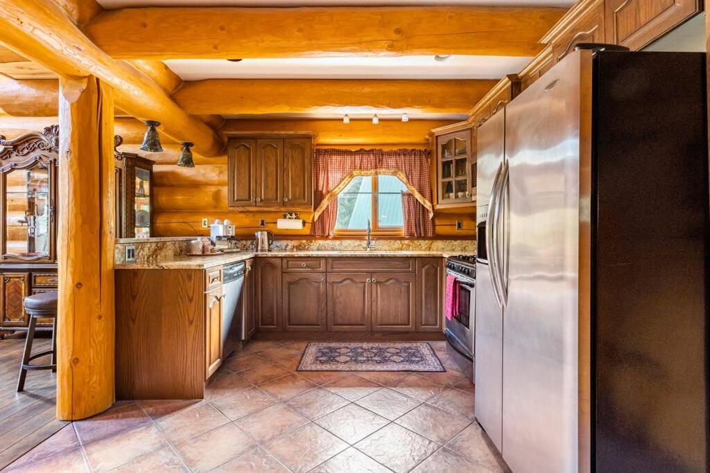 Chalet Gem By Manning Park: Luxury Loghouse “ravenloft” Sunshine Valley