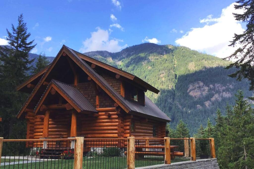 Chalet Gem By Manning Park: Luxury Loghouse “ravenloft”